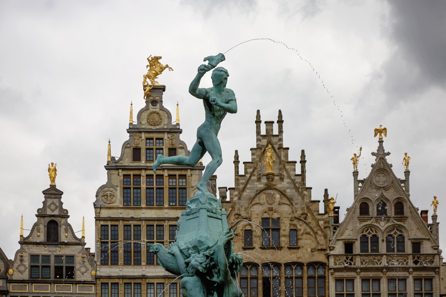Brabo fontein en de traditionele handelshuizen op de Grote Markt in Antwerpen