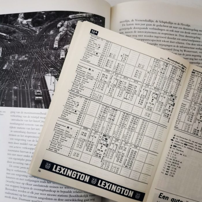 De dienstregeling in een spoorboekje uit 1963: trein naar Parijs
