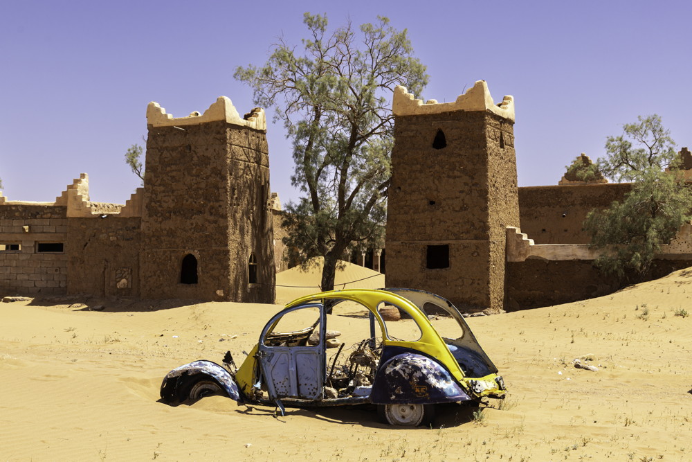 Op de route door Marokko, een restant van een 2CV