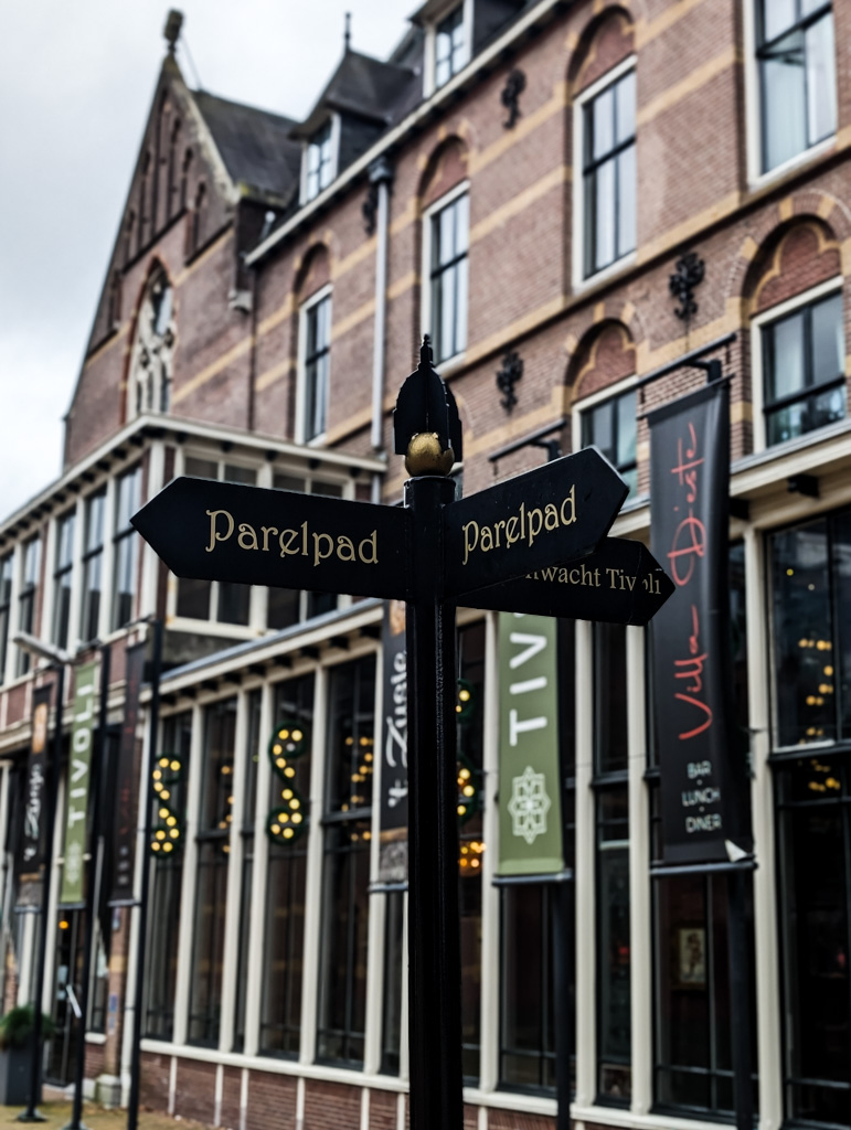 Het parelpad is een korte wandelroute van ongeveer 1,5 kilometer door het centrum van Oudenbosch